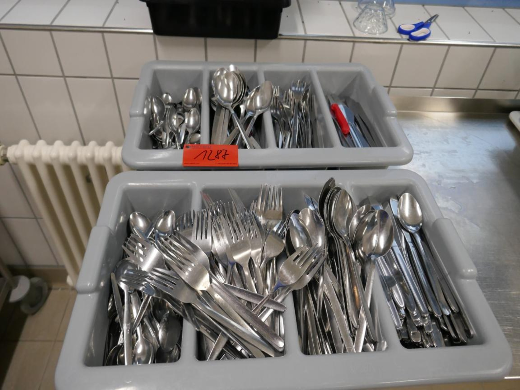 Medyczny sprzęt techniczny, wyposażenie sal operacyjnych, sterylne tace oraz sprzęt i meble szpitalne-5