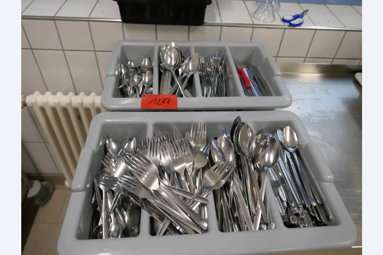 Medyczny sprzęt techniczny, wyposażenie sal operacyjnych, sterylne tace oraz sprzęt i meble szpitalne-5