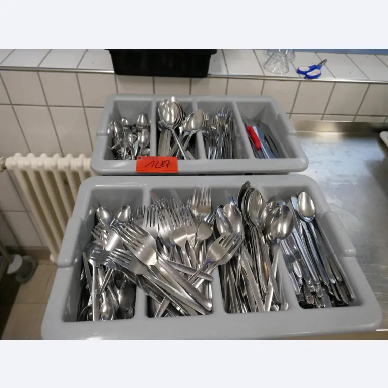 Medyczny sprzęt techniczny, wyposażenie sal operacyjnych, sterylne tace oraz sprzęt i meble szpitalne-5