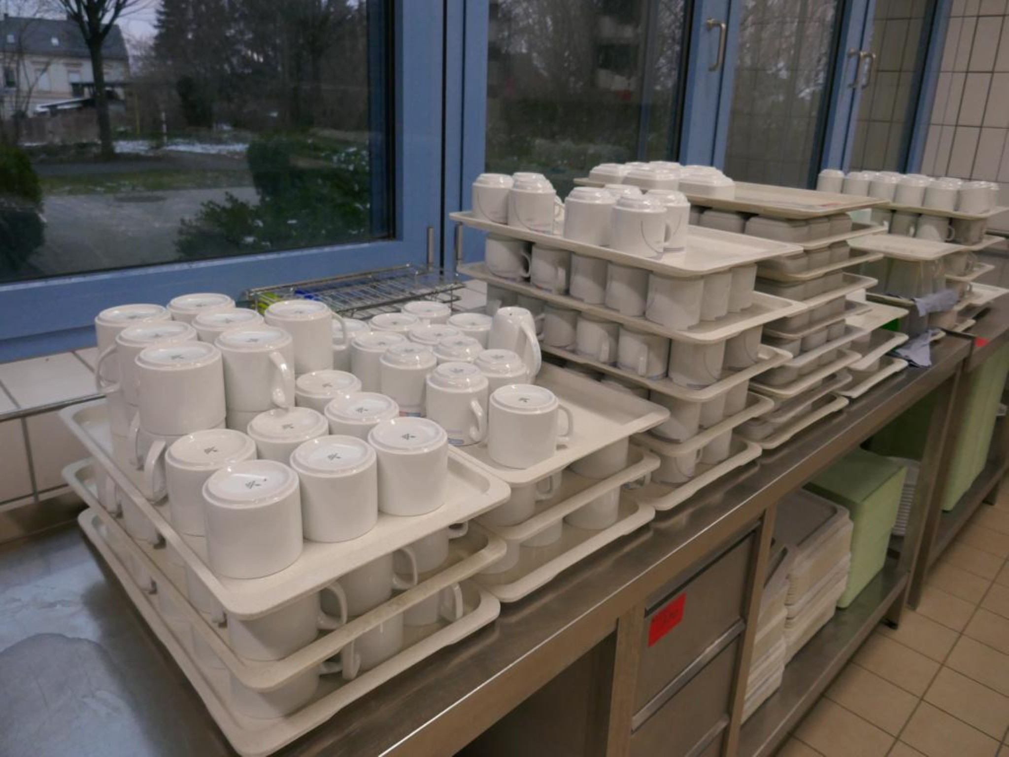 Medyczny sprzęt techniczny, wyposażenie sal operacyjnych, sterylne tace oraz sprzęt i meble szpitalne-6