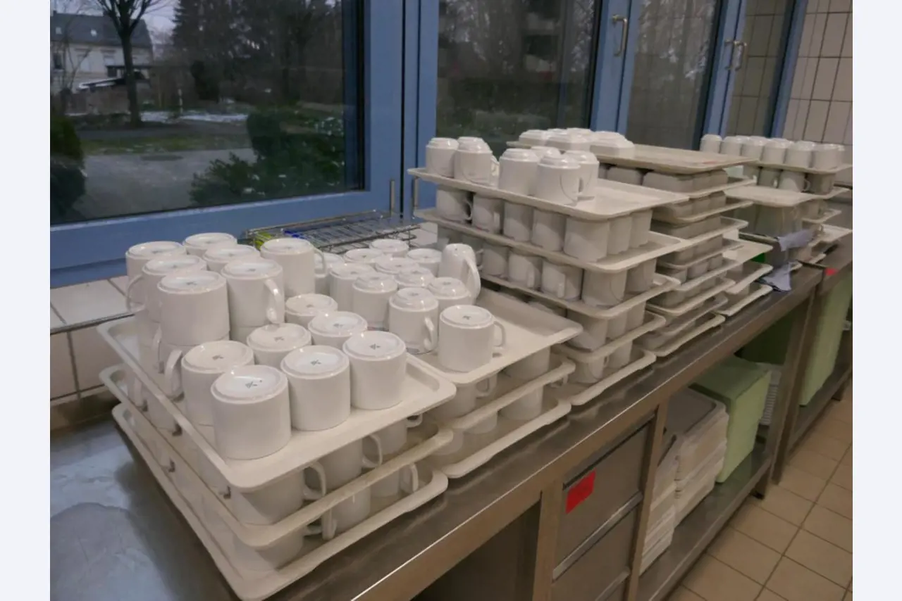 Medyczny sprzęt techniczny, wyposażenie sal operacyjnych, sterylne tace oraz sprzęt i meble szpitalne-6