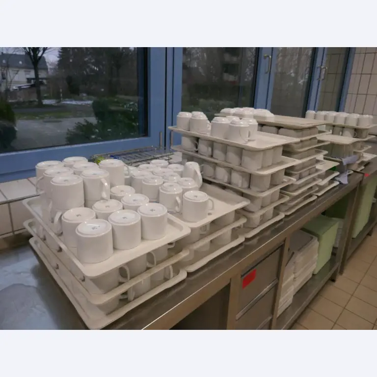 Medyczny sprzęt techniczny, wyposażenie sal operacyjnych, sterylne tace oraz sprzęt i meble szpitalne-6