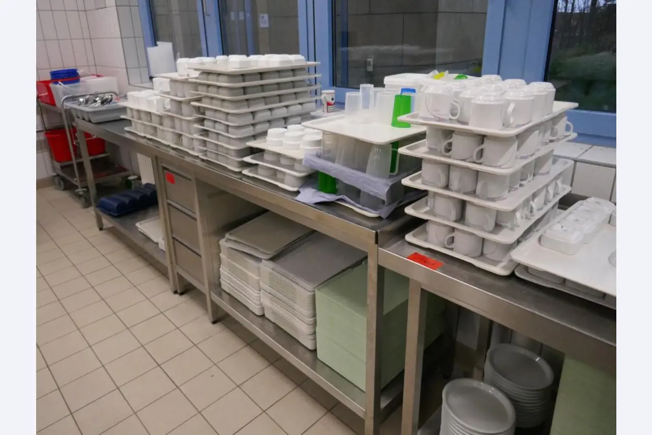 Medyczny sprzęt techniczny, wyposażenie sal operacyjnych, sterylne tace oraz sprzęt i meble szpitalne-7