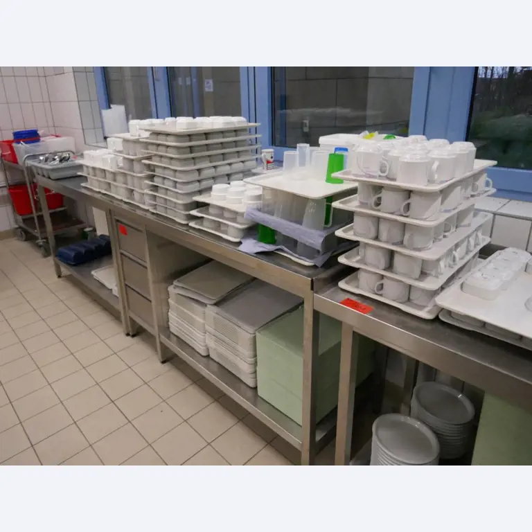 Medyczny sprzęt techniczny, wyposażenie sal operacyjnych, sterylne tace oraz sprzęt i meble szpitalne-7