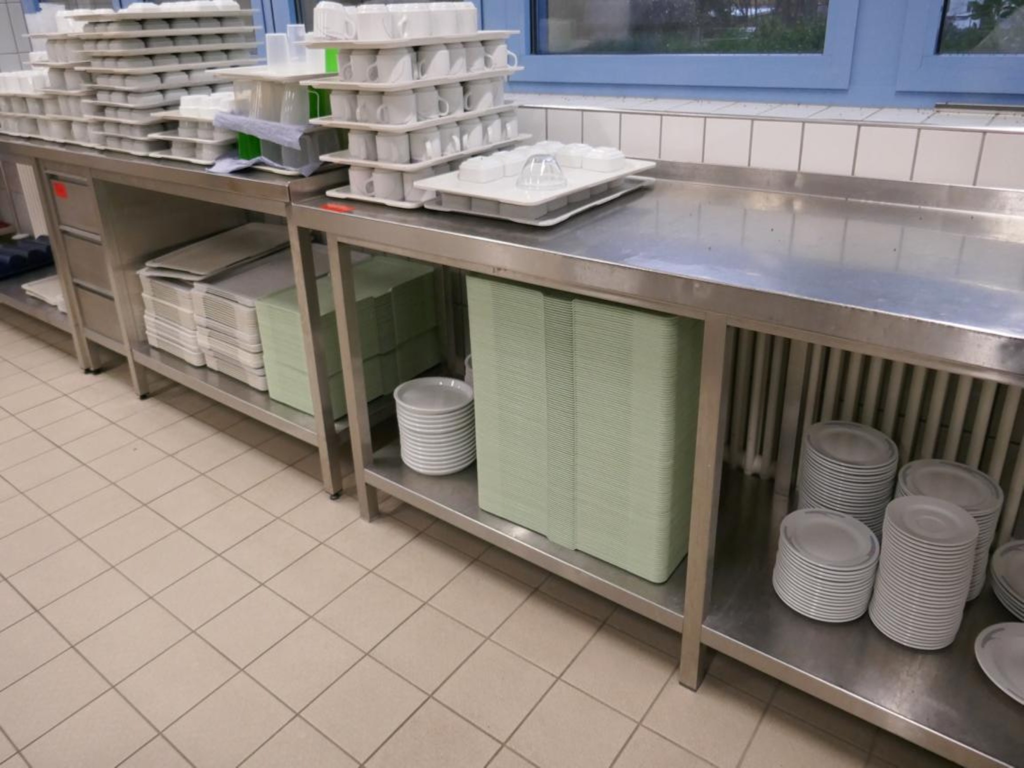 Medyczny sprzęt techniczny, wyposażenie sal operacyjnych, sterylne tace oraz sprzęt i meble szpitalne-8