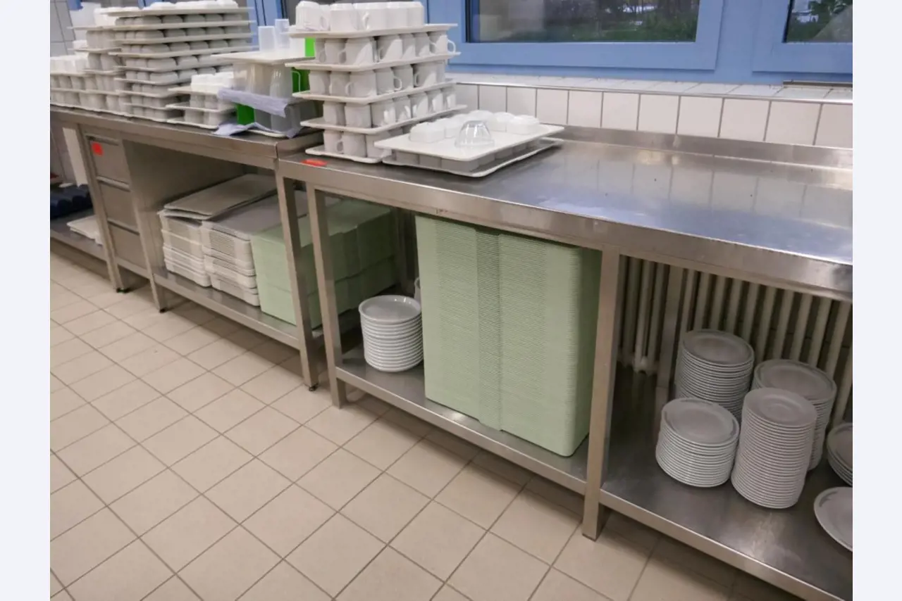 Medyczny sprzęt techniczny, wyposażenie sal operacyjnych, sterylne tace oraz sprzęt i meble szpitalne-8