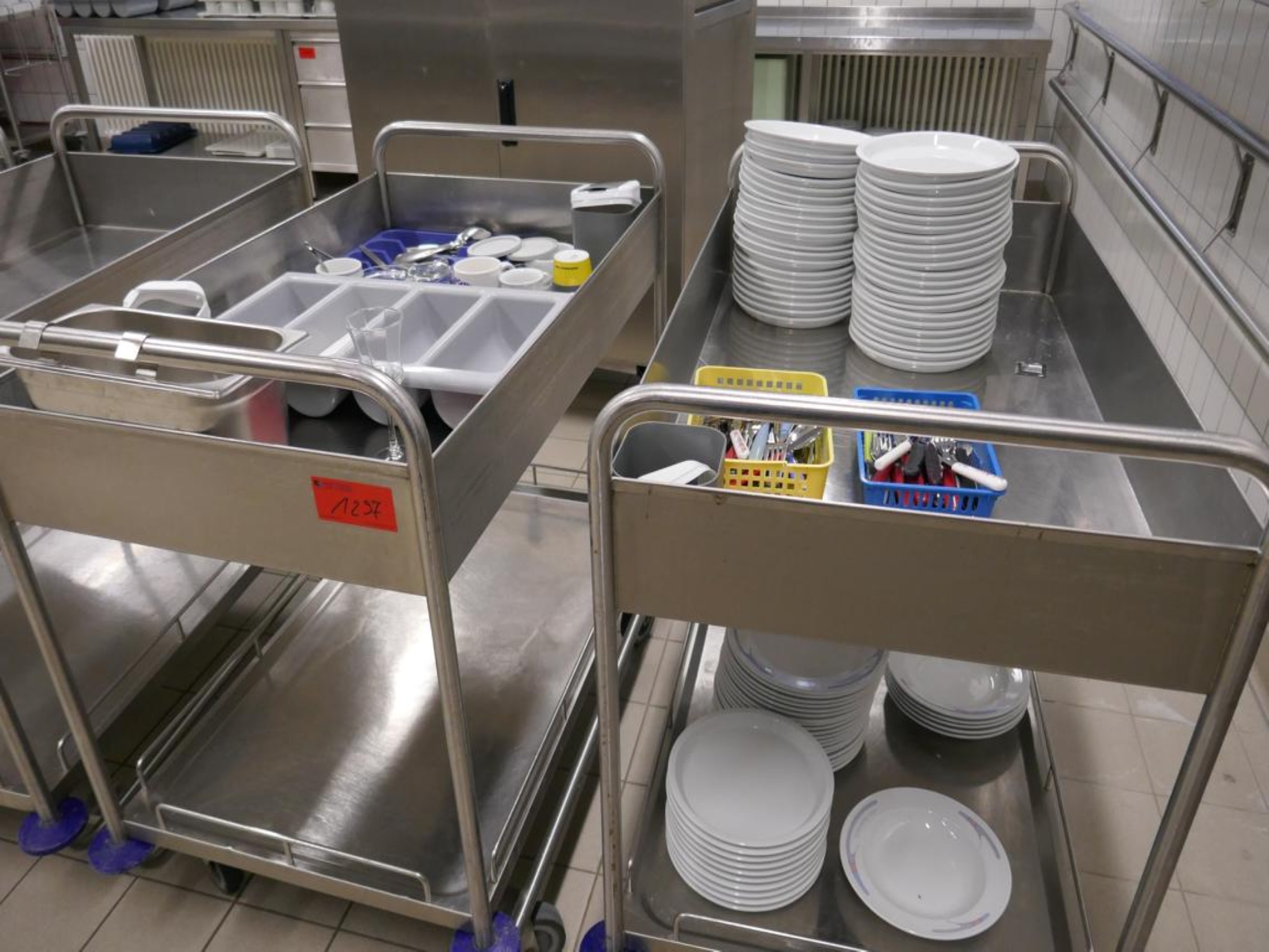 Medyczny sprzęt techniczny, wyposażenie sal operacyjnych, sterylne tace oraz sprzęt i meble szpitalne-9