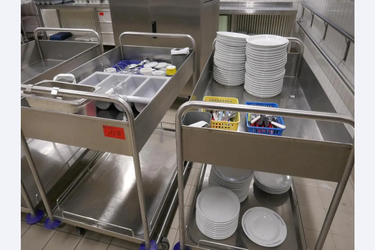 Medyczny sprzęt techniczny, wyposażenie sal operacyjnych, sterylne tace oraz sprzęt i meble szpitalne-9