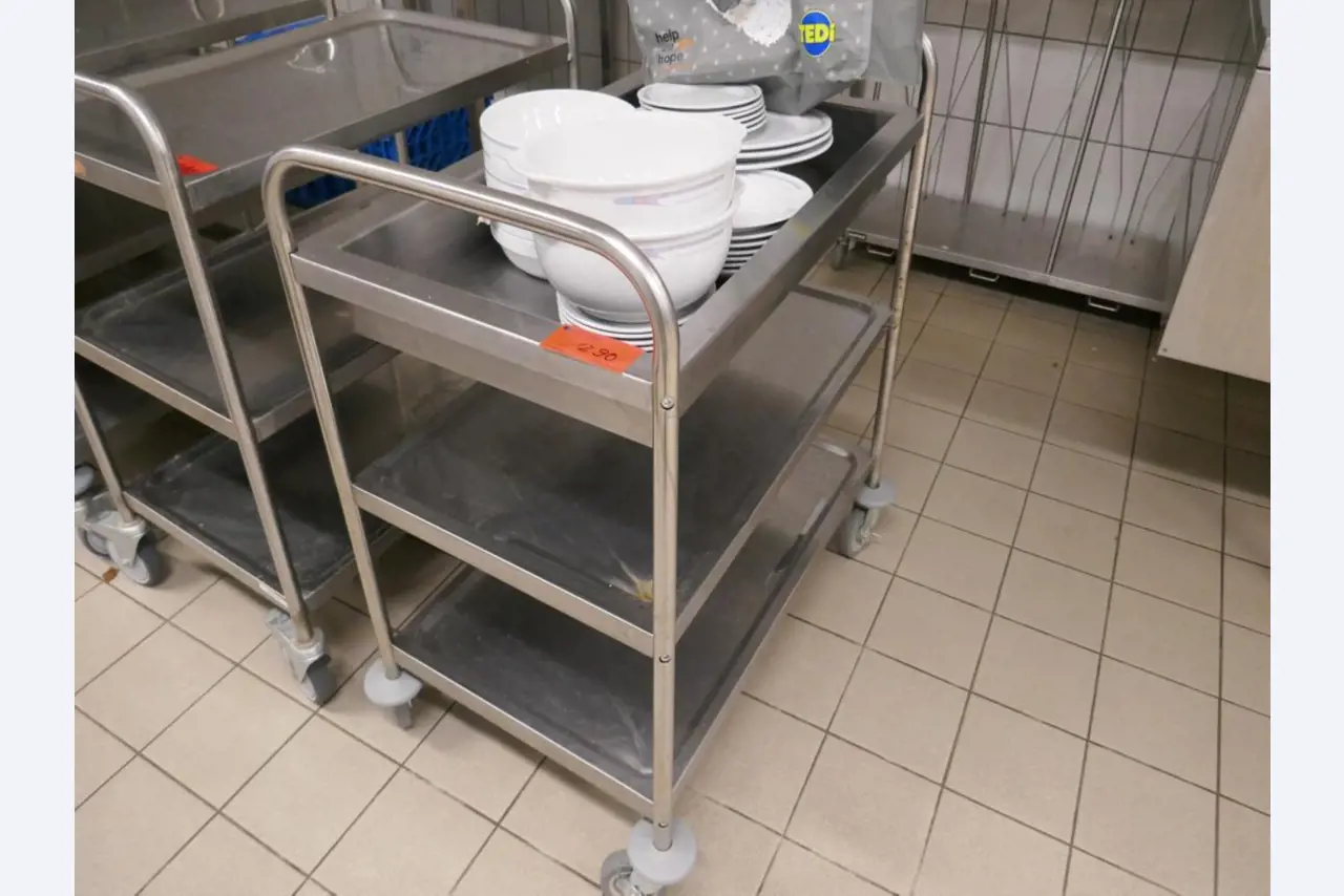 Medyczny sprzęt techniczny, wyposażenie sal operacyjnych, sterylne tace oraz sprzęt i meble szpitalne-1