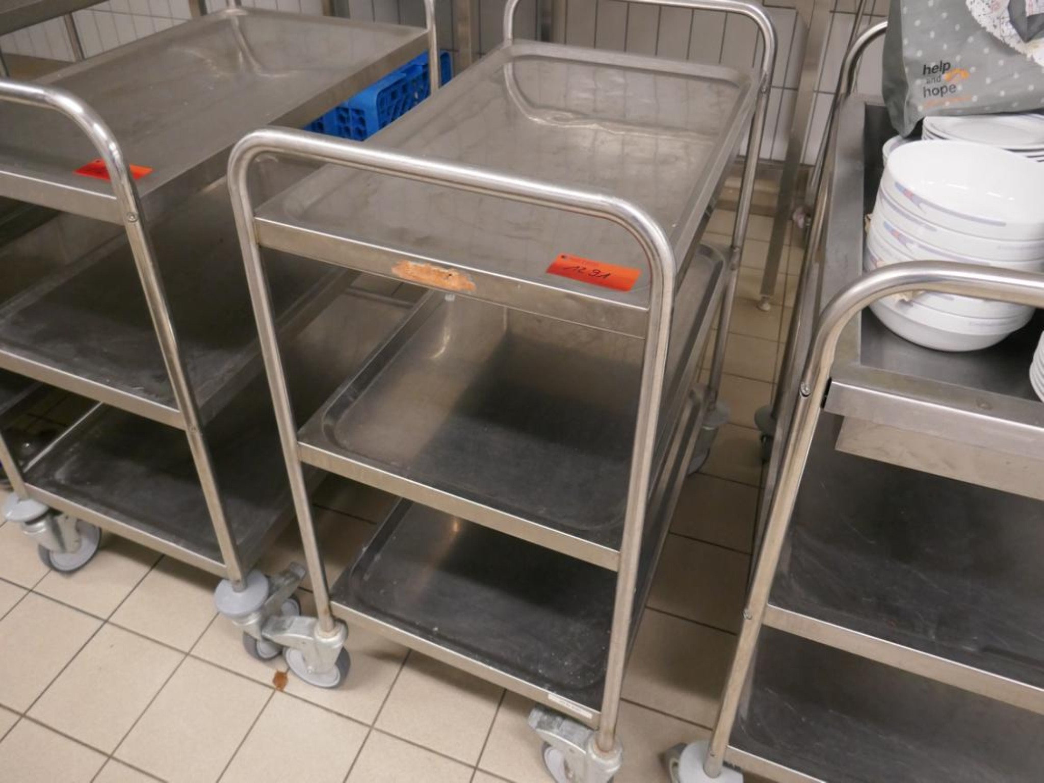 Medyczny sprzęt techniczny, wyposażenie sal operacyjnych, sterylne tace oraz sprzęt i meble szpitalne-1