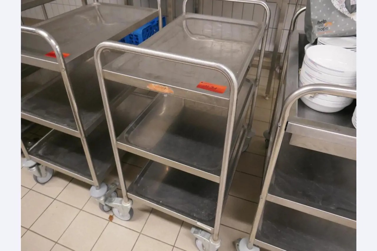 Medyczny sprzęt techniczny, wyposażenie sal operacyjnych, sterylne tace oraz sprzęt i meble szpitalne-1