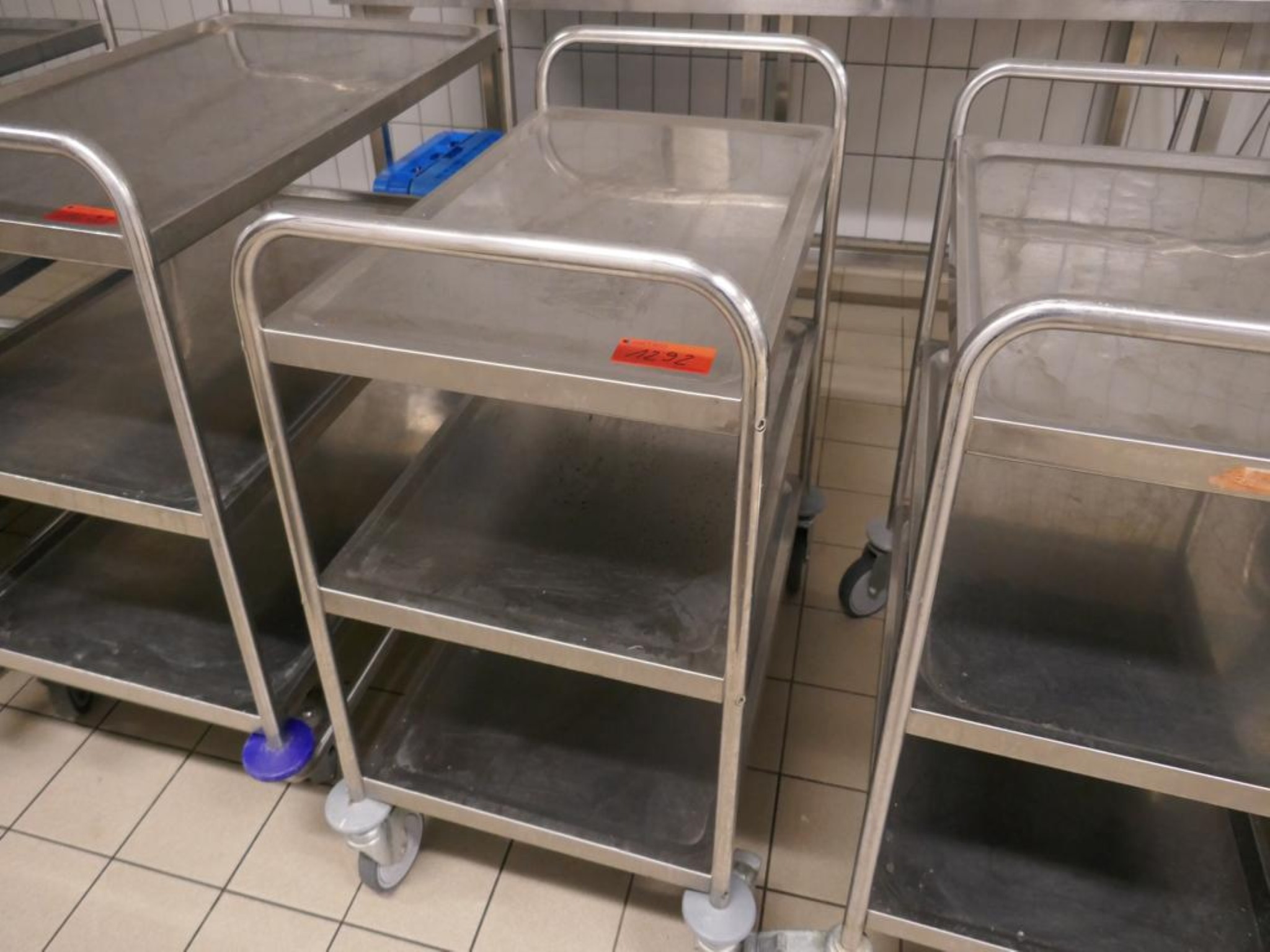 Medyczny sprzęt techniczny, wyposażenie sal operacyjnych, sterylne tace oraz sprzęt i meble szpitalne-1