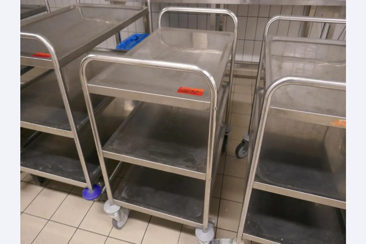 Medyczny sprzęt techniczny, wyposażenie sal operacyjnych, sterylne tace oraz sprzęt i meble szpitalne-1