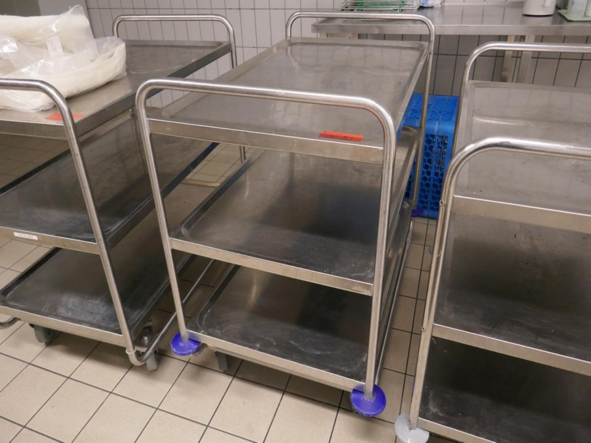 Medyczny sprzęt techniczny, wyposażenie sal operacyjnych, sterylne tace oraz sprzęt i meble szpitalne-1