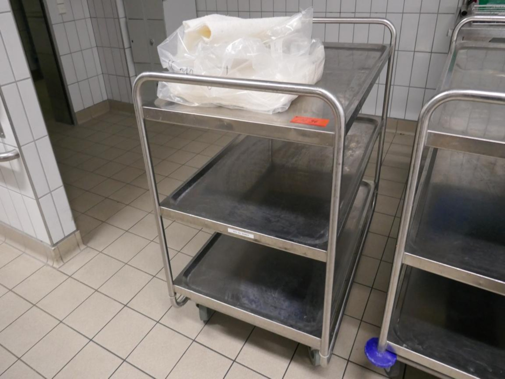 Medyczny sprzęt techniczny, wyposażenie sal operacyjnych, sterylne tace oraz sprzęt i meble szpitalne-1