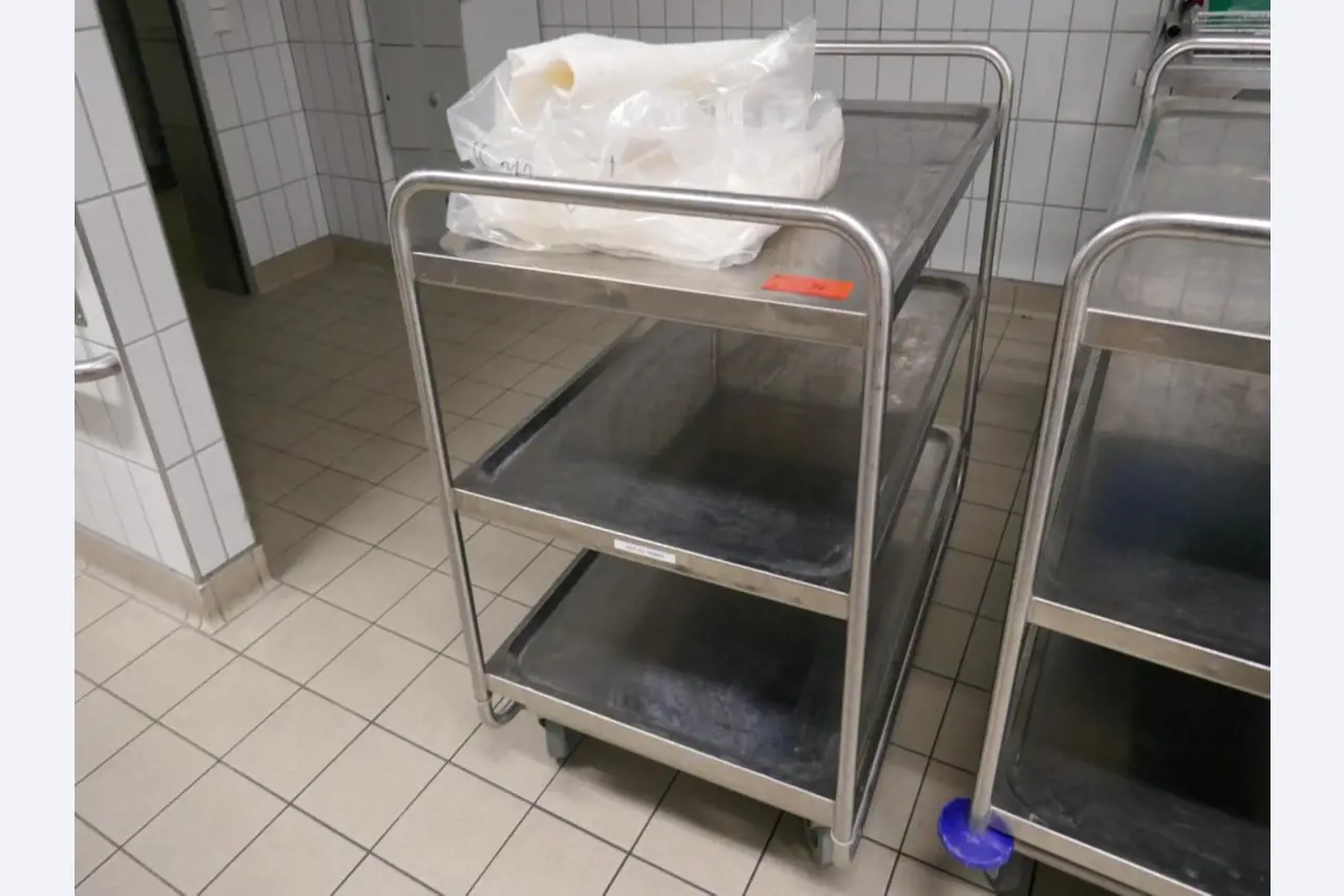 Medyczny sprzęt techniczny, wyposażenie sal operacyjnych, sterylne tace oraz sprzęt i meble szpitalne-1