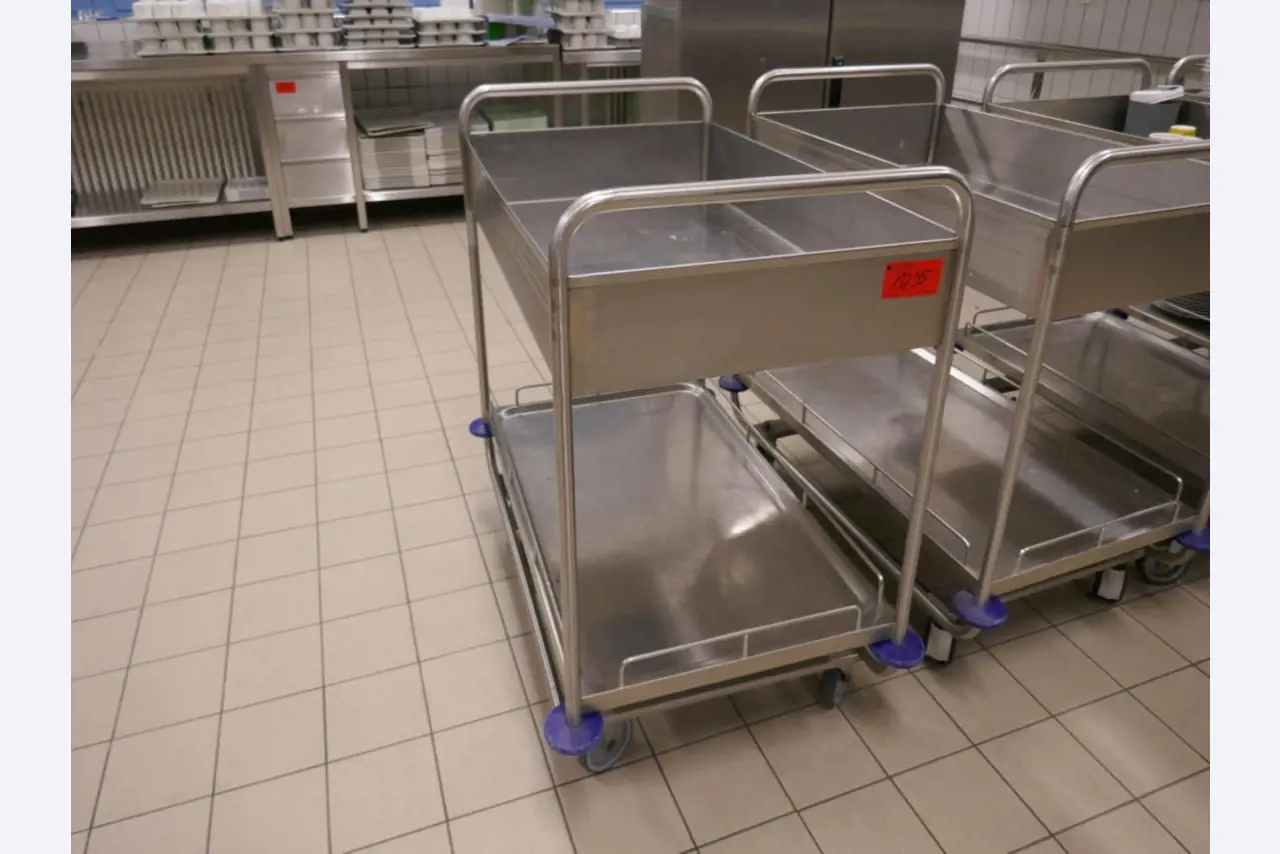 Medyczny sprzęt techniczny, wyposażenie sal operacyjnych, sterylne tace oraz sprzęt i meble szpitalne-1