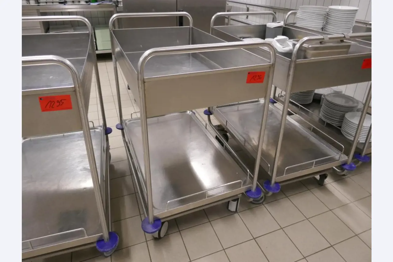 Medyczny sprzęt techniczny, wyposażenie sal operacyjnych, sterylne tace oraz sprzęt i meble szpitalne-1