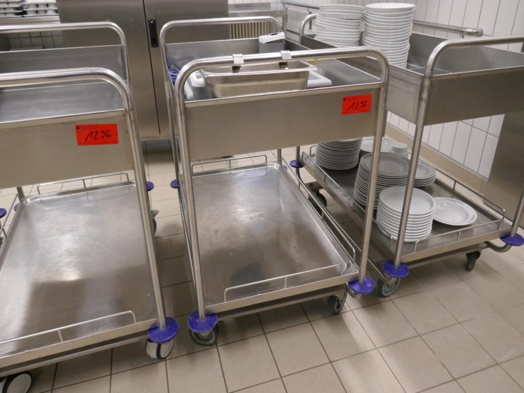 Medyczny sprzęt techniczny, wyposażenie sal operacyjnych, sterylne tace oraz sprzęt i meble szpitalne-1