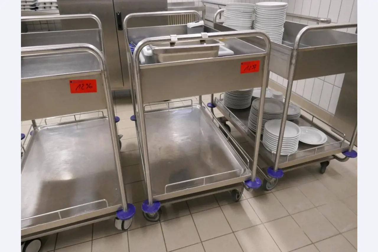 Medyczny sprzęt techniczny, wyposażenie sal operacyjnych, sterylne tace oraz sprzęt i meble szpitalne-1