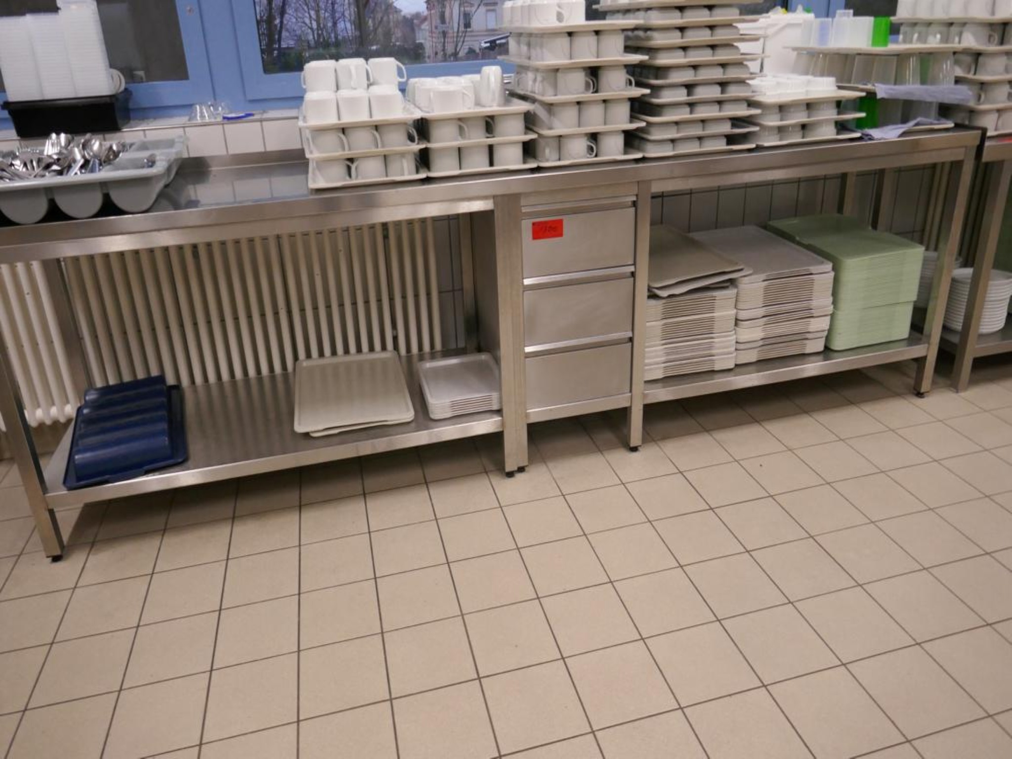 Medyczny sprzęt techniczny, wyposażenie sal operacyjnych, sterylne tace oraz sprzęt i meble szpitalne-1