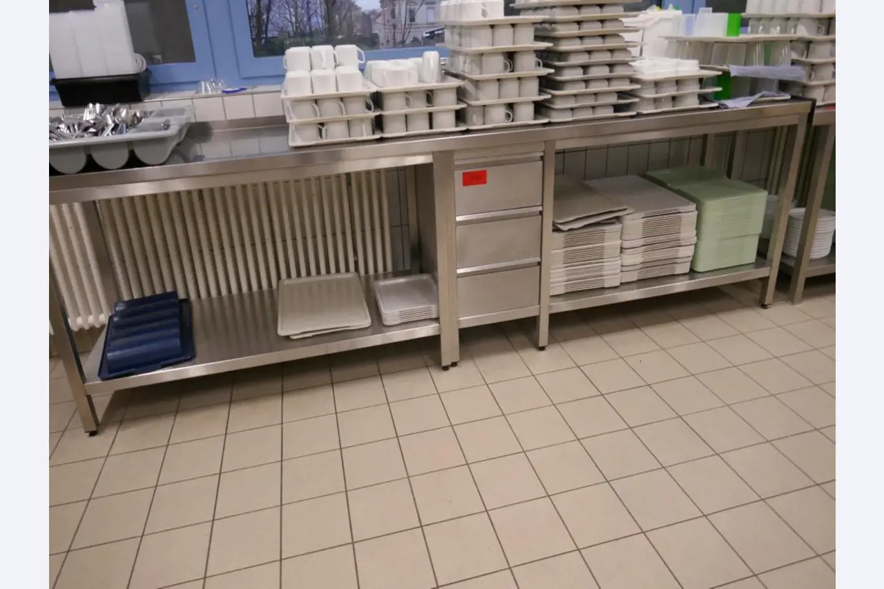 Medyczny sprzęt techniczny, wyposażenie sal operacyjnych, sterylne tace oraz sprzęt i meble szpitalne-1