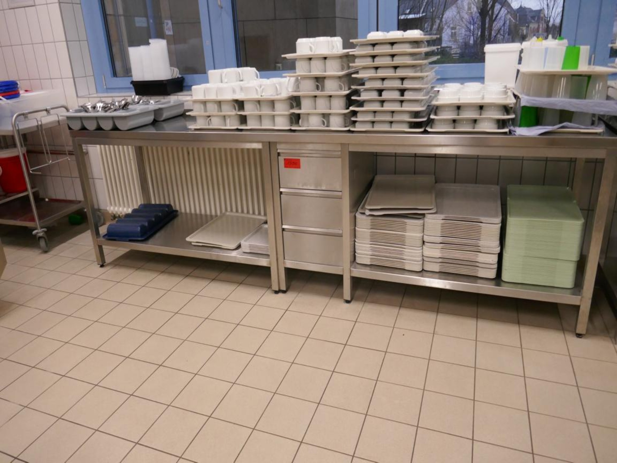 Medyczny sprzęt techniczny, wyposażenie sal operacyjnych, sterylne tace oraz sprzęt i meble szpitalne-2