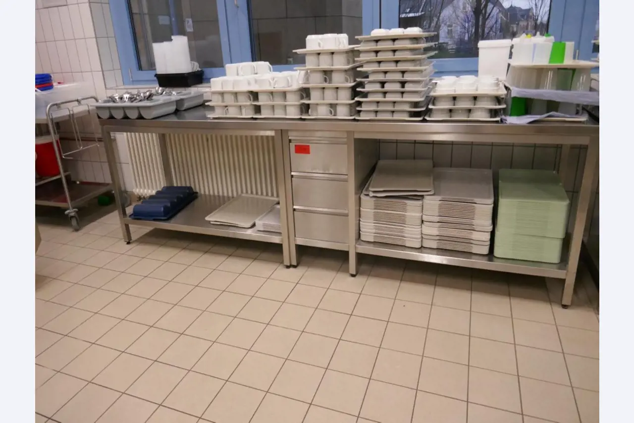 Medyczny sprzęt techniczny, wyposażenie sal operacyjnych, sterylne tace oraz sprzęt i meble szpitalne-2