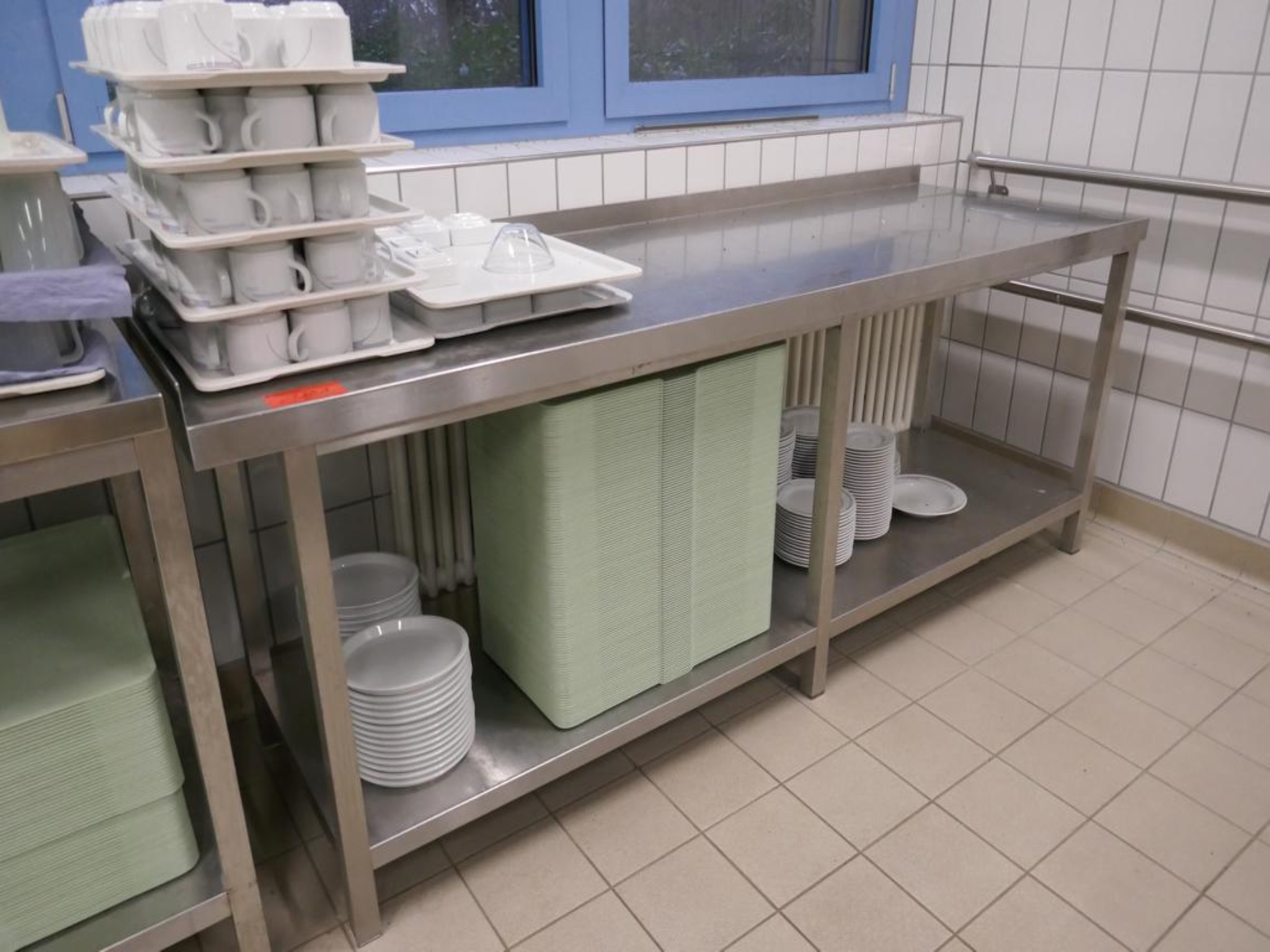 Medyczny sprzęt techniczny, wyposażenie sal operacyjnych, sterylne tace oraz sprzęt i meble szpitalne-1