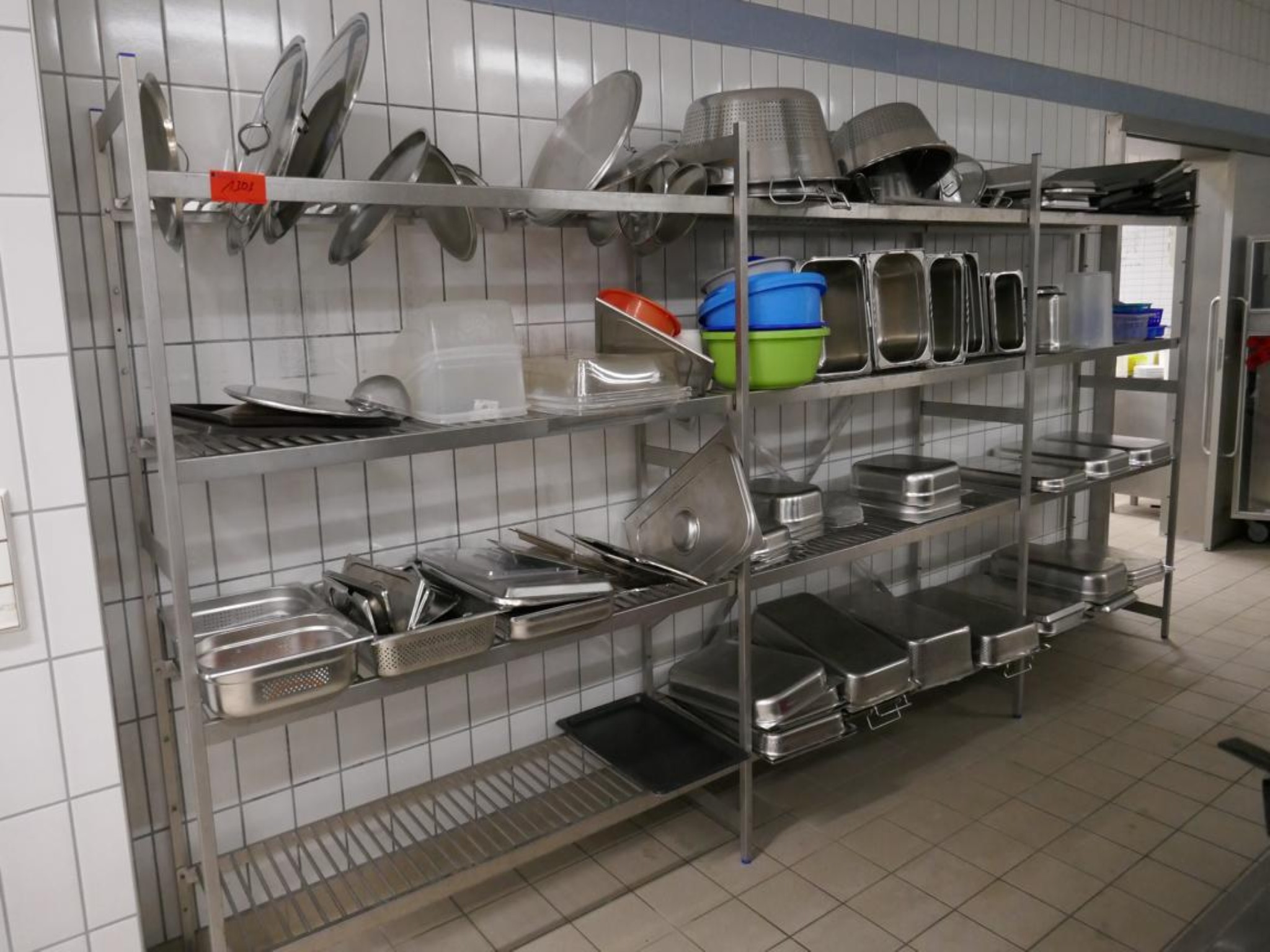 Medyczny sprzęt techniczny, wyposażenie sal operacyjnych, sterylne tace oraz sprzęt i meble szpitalne-1