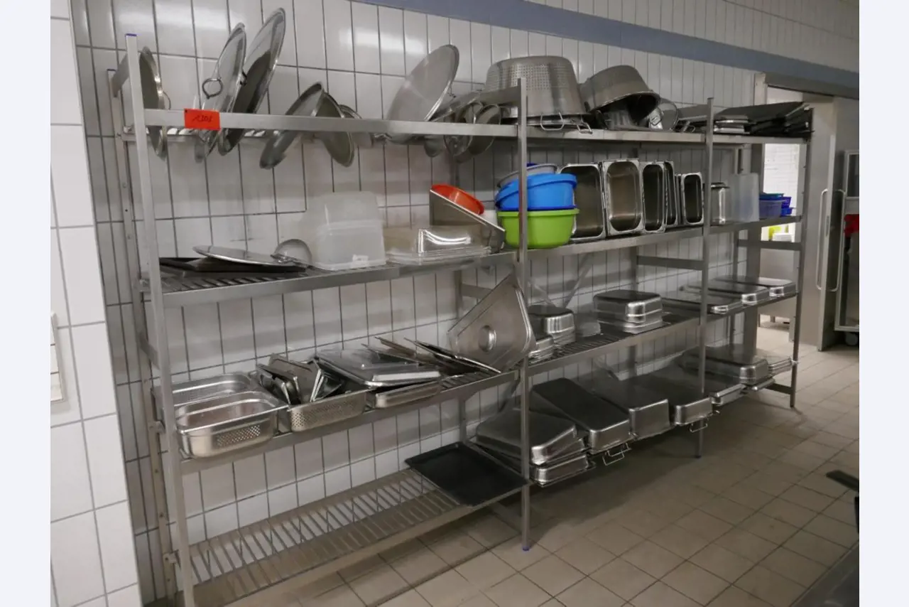 Medyczny sprzęt techniczny, wyposażenie sal operacyjnych, sterylne tace oraz sprzęt i meble szpitalne-1