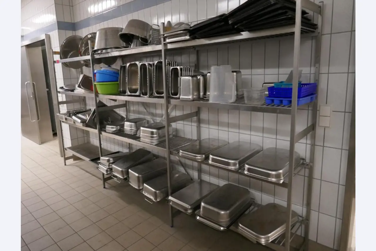 Medyczny sprzęt techniczny, wyposażenie sal operacyjnych, sterylne tace oraz sprzęt i meble szpitalne-2