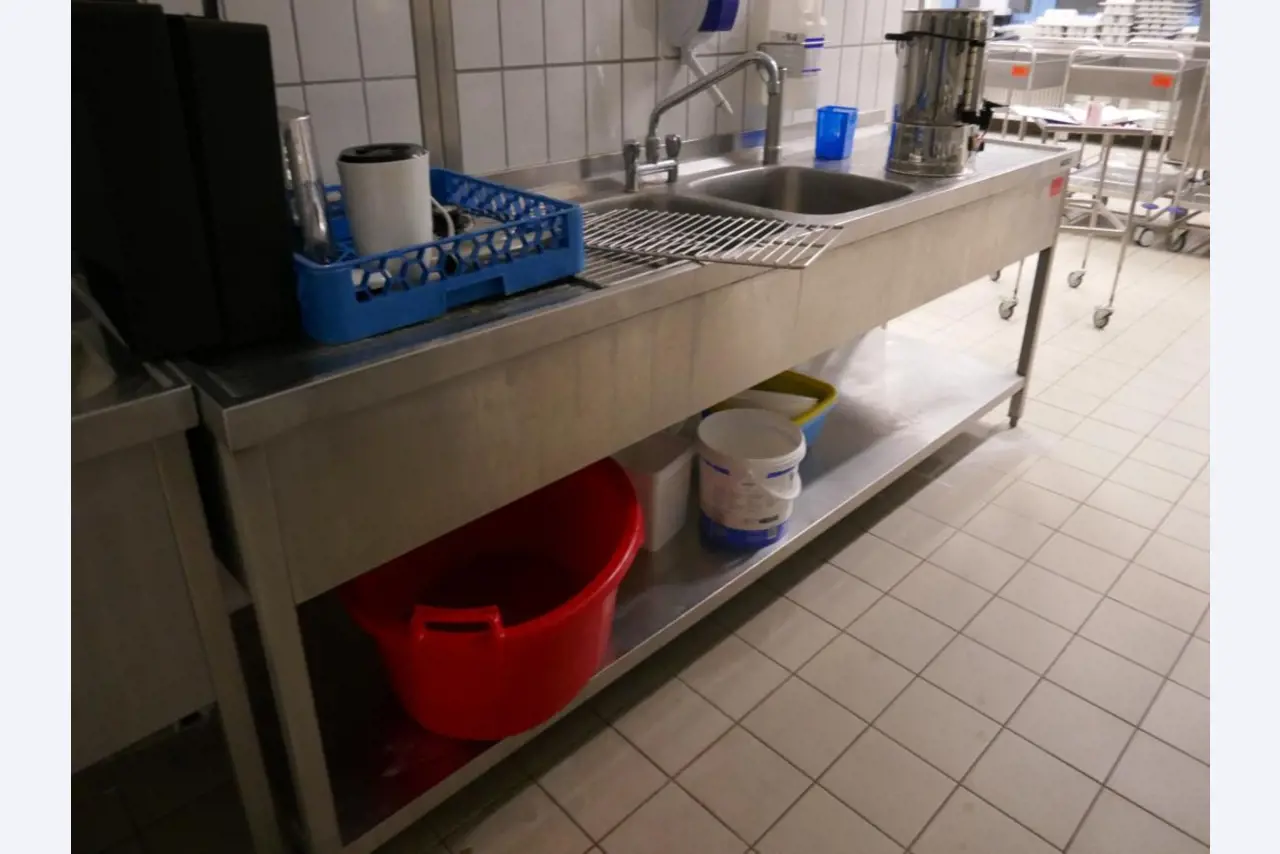 Medyczny sprzęt techniczny, wyposażenie sal operacyjnych, sterylne tace oraz sprzęt i meble szpitalne-3