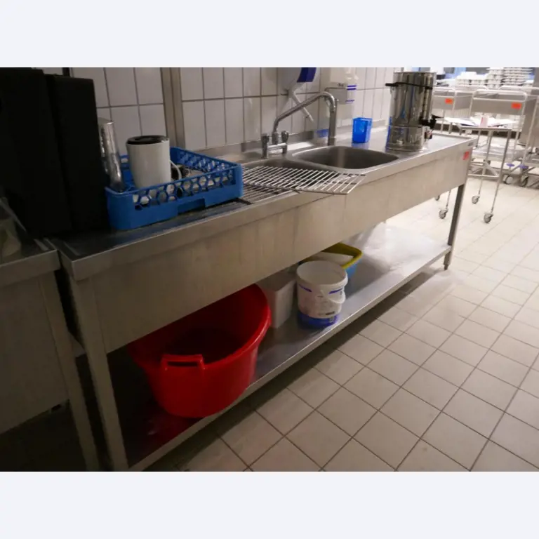 Medyczny sprzęt techniczny, wyposażenie sal operacyjnych, sterylne tace oraz sprzęt i meble szpitalne-3