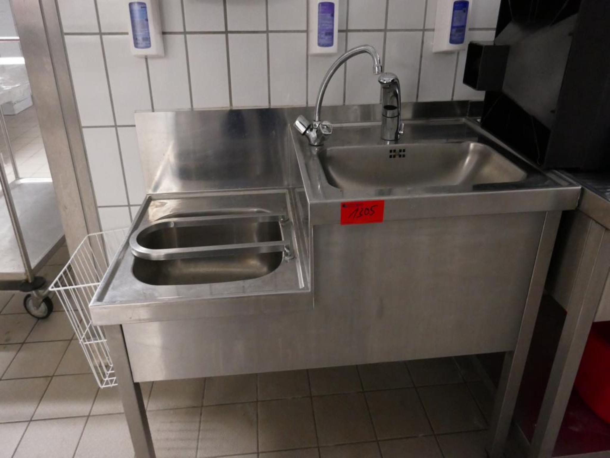 Medyczny sprzęt techniczny, wyposażenie sal operacyjnych, sterylne tace oraz sprzęt i meble szpitalne-1