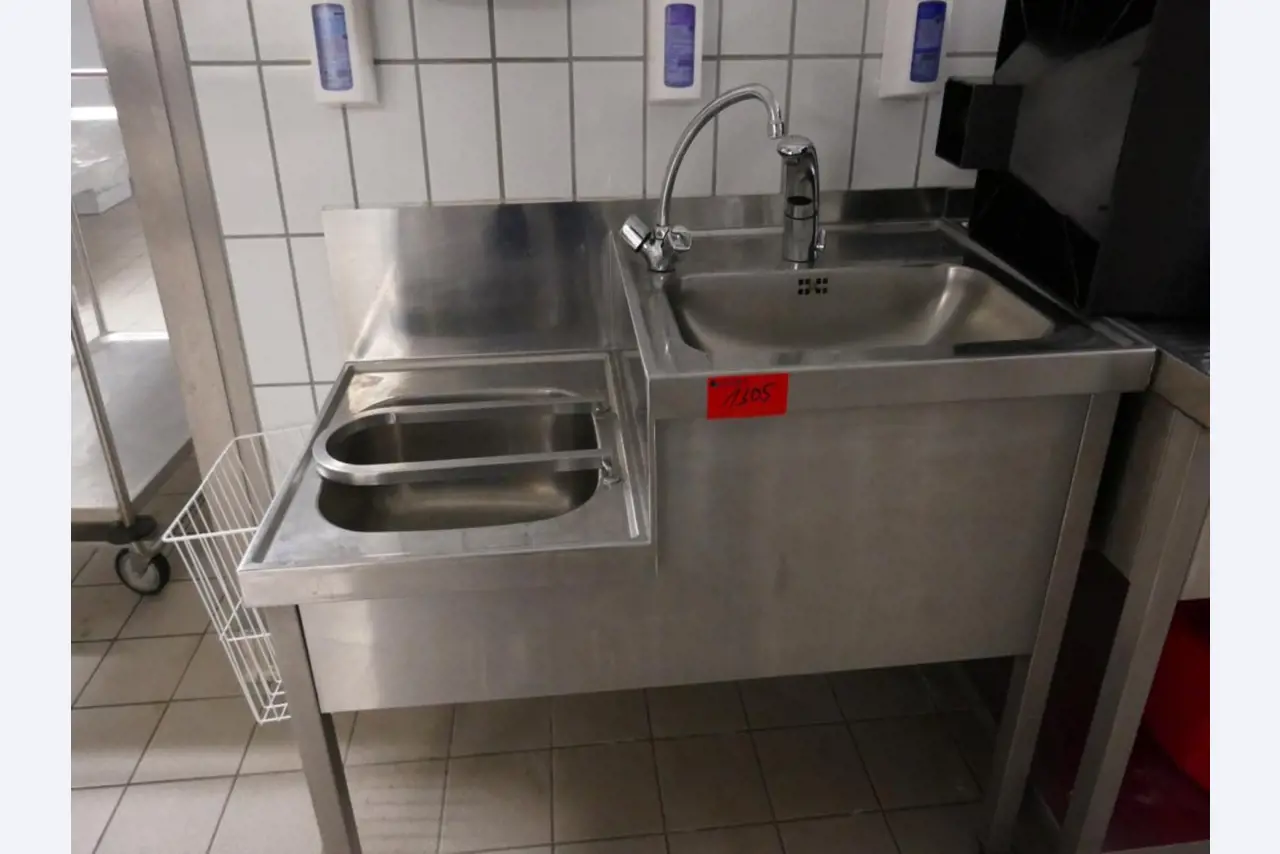 Medyczny sprzęt techniczny, wyposażenie sal operacyjnych, sterylne tace oraz sprzęt i meble szpitalne-1