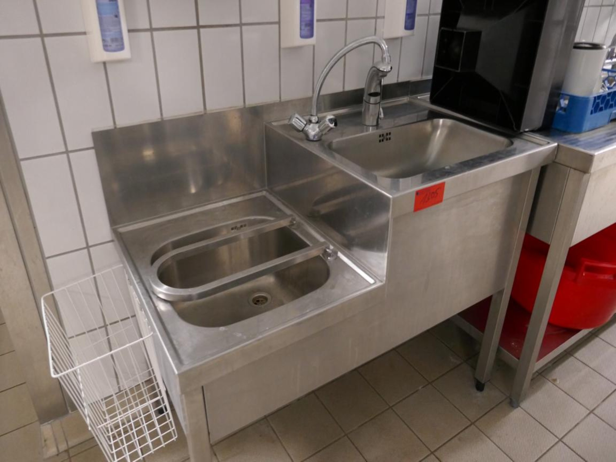 Medyczny sprzęt techniczny, wyposażenie sal operacyjnych, sterylne tace oraz sprzęt i meble szpitalne-2