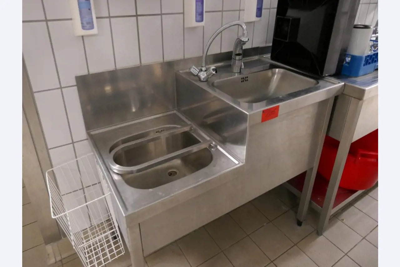 Medyczny sprzęt techniczny, wyposażenie sal operacyjnych, sterylne tace oraz sprzęt i meble szpitalne-2