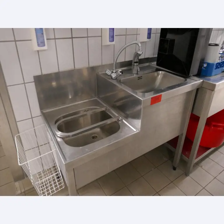 Medyczny sprzęt techniczny, wyposażenie sal operacyjnych, sterylne tace oraz sprzęt i meble szpitalne-2