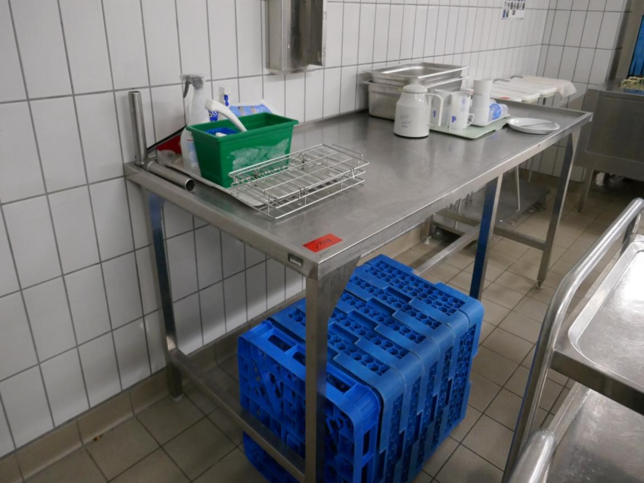 Medyczny sprzęt techniczny, wyposażenie sal operacyjnych, sterylne tace oraz sprzęt i meble szpitalne-1