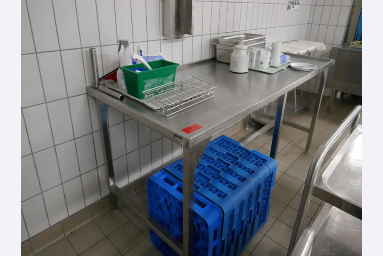 Medyczny sprzęt techniczny, wyposażenie sal operacyjnych, sterylne tace oraz sprzęt i meble szpitalne-1