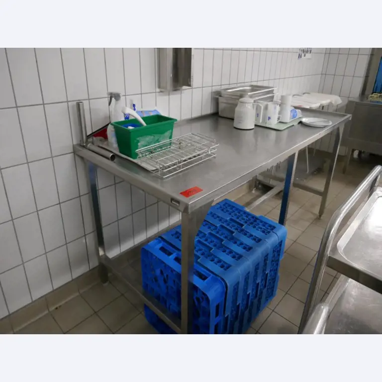 Medyczny sprzęt techniczny, wyposażenie sal operacyjnych, sterylne tace oraz sprzęt i meble szpitalne-1