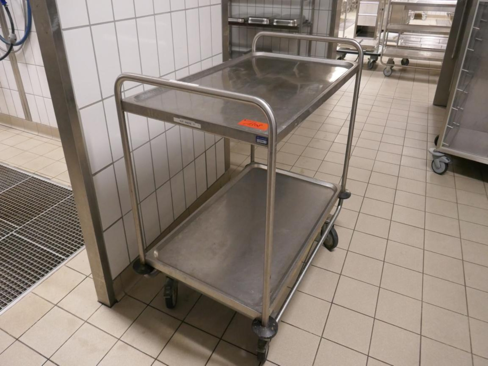 Medyczny sprzęt techniczny, wyposażenie sal operacyjnych, sterylne tace oraz sprzęt i meble szpitalne-1