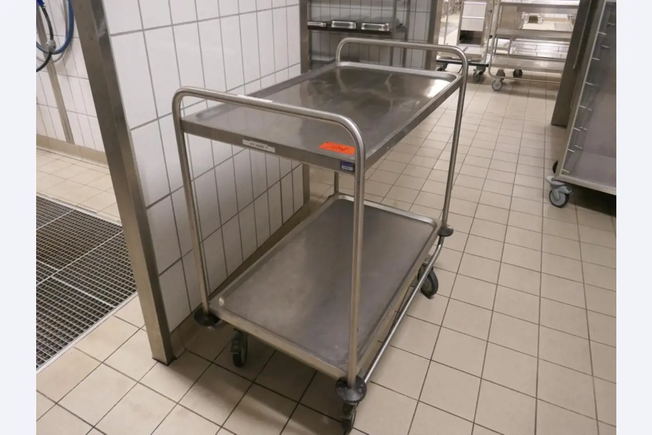 Medyczny sprzęt techniczny, wyposażenie sal operacyjnych, sterylne tace oraz sprzęt i meble szpitalne-1