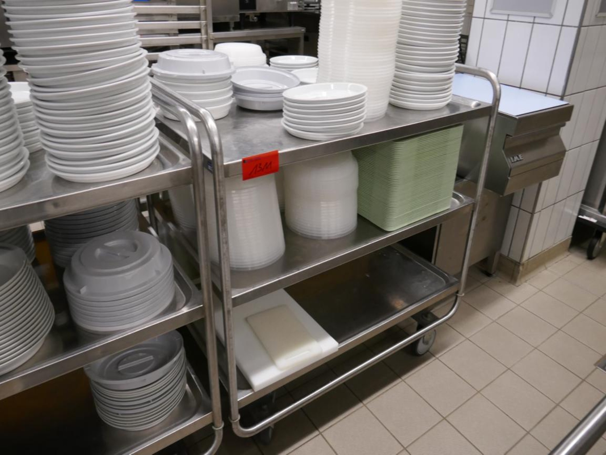 Medyczny sprzęt techniczny, wyposażenie sal operacyjnych, sterylne tace oraz sprzęt i meble szpitalne-1