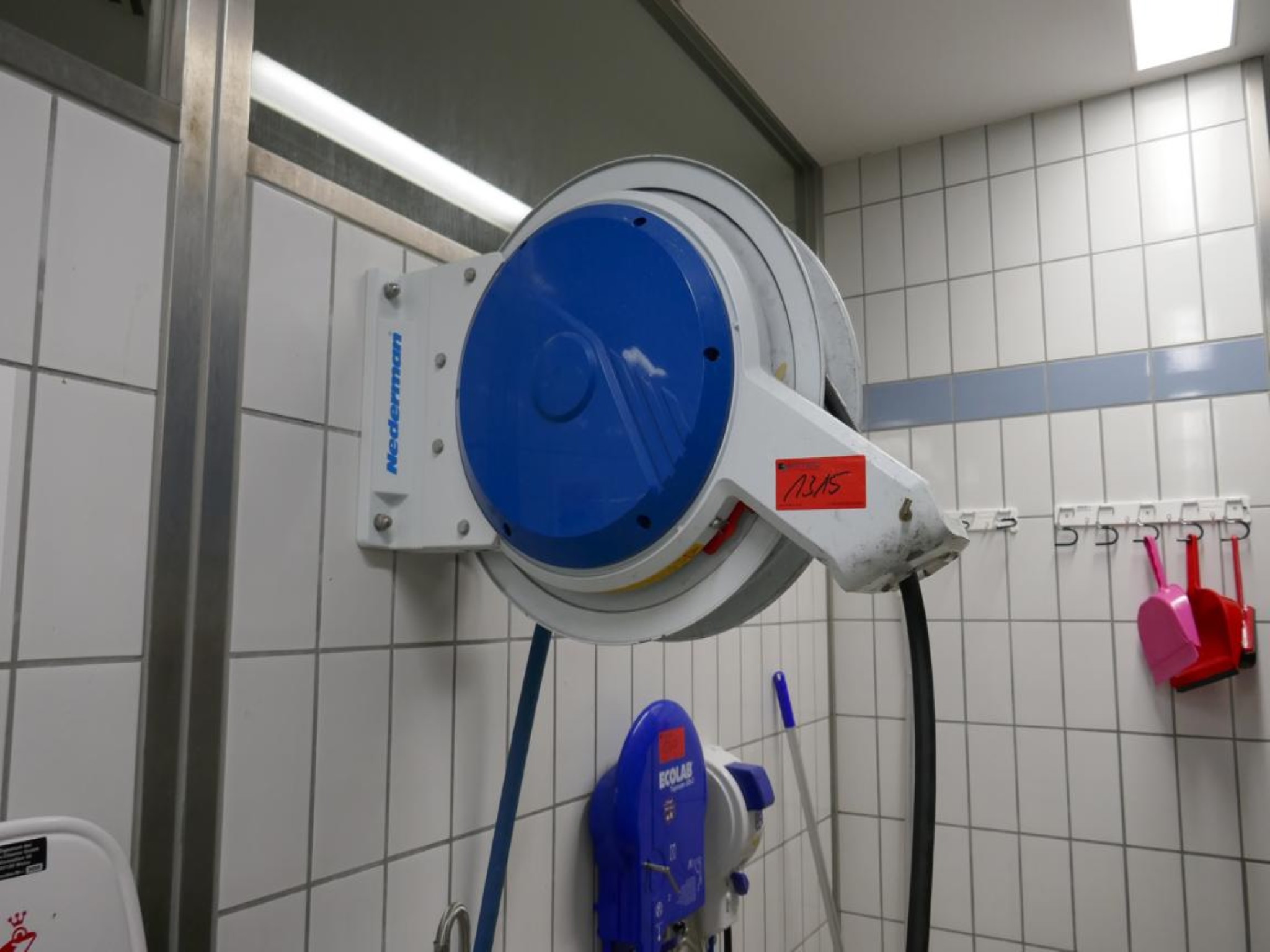 Medyczny sprzęt techniczny, wyposażenie sal operacyjnych, sterylne tace oraz sprzęt i meble szpitalne-1