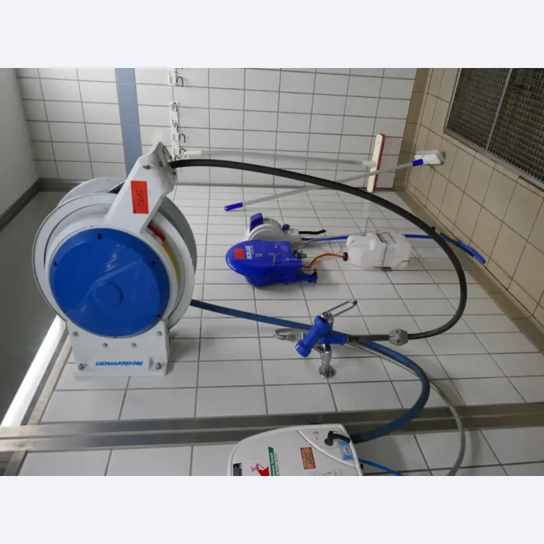 Medyczny sprzęt techniczny, wyposażenie sal operacyjnych, sterylne tace oraz sprzęt i meble szpitalne-2