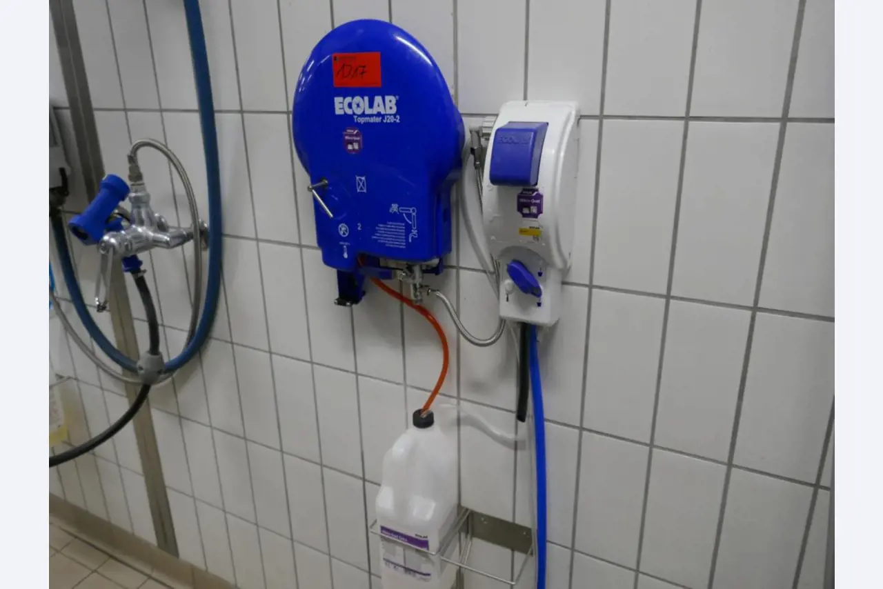 Medyczny sprzęt techniczny, wyposażenie sal operacyjnych, sterylne tace oraz sprzęt i meble szpitalne-2