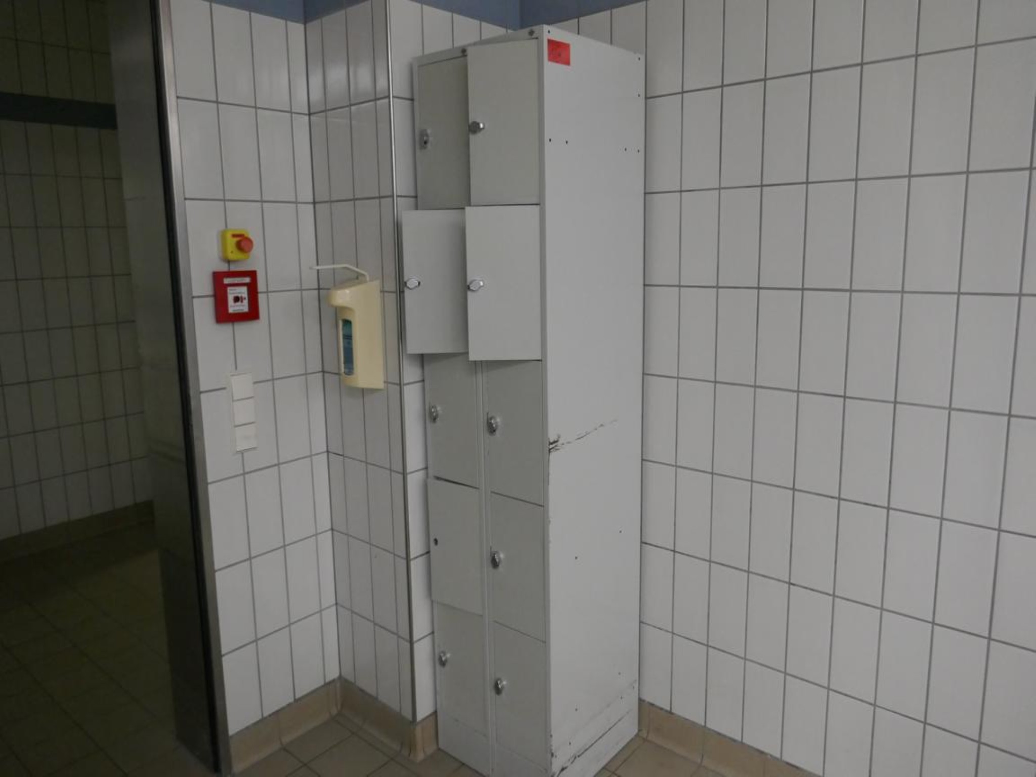 Medyczny sprzęt techniczny, wyposażenie sal operacyjnych, sterylne tace oraz sprzęt i meble szpitalne-1