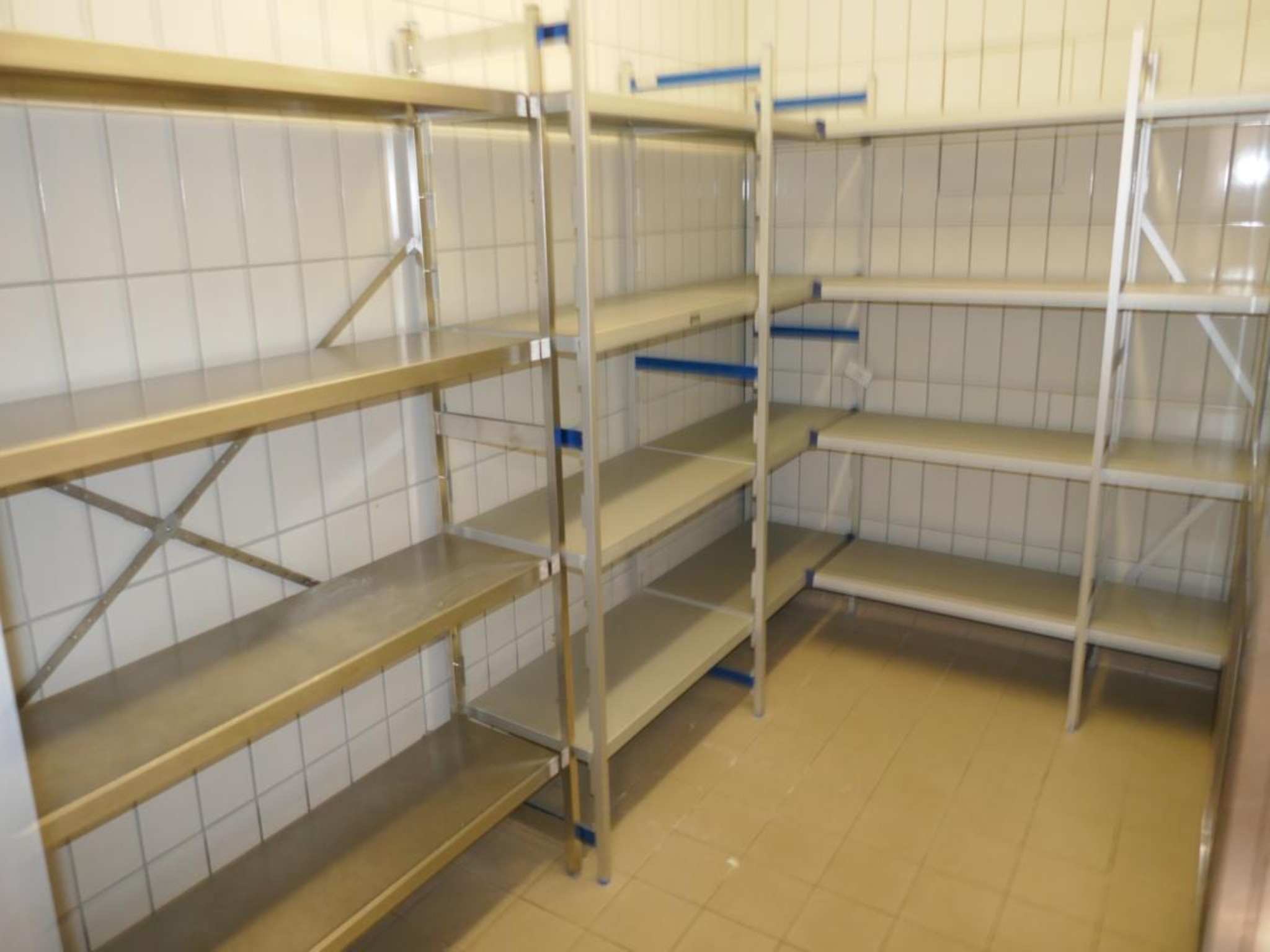 Medyczny sprzęt techniczny, wyposażenie sal operacyjnych, sterylne tace oraz sprzęt i meble szpitalne-2